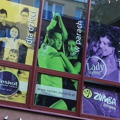 1280x0-towidth-100-oklejanie-witryn-wydrukiem-od-wewnatrz