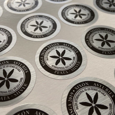 naklejki-na-srebrnej-folii-szczotkowanej