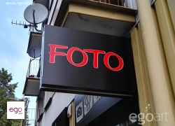 studiofoto-czarne-kasetony-z-dibondu-lublin-fotograf-lublin-reklama-swiecaca-dwustronny-prostopadly