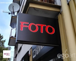 studiofoto-czarne-kasetony-z-dibondu-lublin-fotograf-lublin-reklama-swiecaca-dwustronny-prostopadly