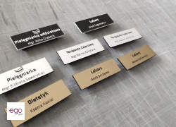 Tabliczki-do-identyfikatorow-z-grawerem