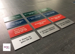 tabliczki-grawerowane-2-laminaty-kolor3