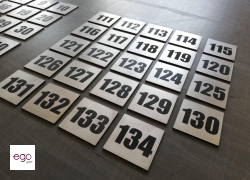 tabliczki-grawerowane-srebrne-czarne-z-numerami