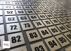 tabliczki-grawerowane-srebrne-czarne-z-numerami2