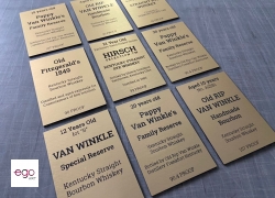 zlote-tabliczki-z-grawerem-na-pudełka