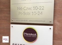 szyld-na-dystansie-plexi