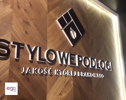 logo-przestrzenne-czarne-lico-z-plexi-boki-biale