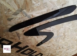 napis-z-plexi-czarnej