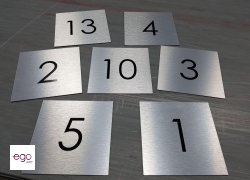 tabliczki-z-numerami-srebrne-szczotkowane