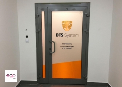 folia-do-biura-kolorowa-logo-oznaczenie-drzwi-firma