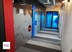 folia-do-biura-korytarz-szklo-mrozone-transparentna-kolorowa