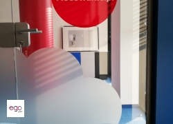 folia-do-biura-witrazowa-mrozona-kolorowa-czerwona