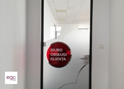 folia-witrażowa-do-biura-kolorowa-logo-oznaczenie-drzwi-firma-czerowna