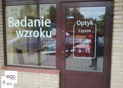 litery-reklamowe-na-witrynach