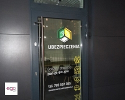 oklejenie-drzwi-wejsciowych-do-lokalu-reklama-ubezpieczenia