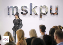 napis-zlote-lustro-logo-przestrzenne-3d-na-sciane4