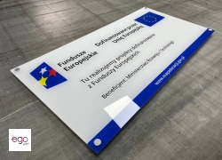druk-uv-na-plexi-bezbarwnej-tablica-dofinansowanie-ue