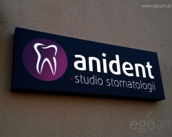 anident-grafitowy-kaseton-z-dibondu-stomatolog-reklama-swicaca-w-nocy