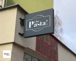 ciemno-szary-kaseton-dwustronny-z-dibondu-na-ledach-reklama-lublin-dla-restauracji