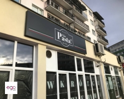 ciemno-szary-kaseton-z-dibondu-na-ledach-reklama-lublin-dla-restauracji