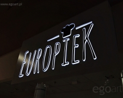 europiek-biały-kaseton-z-dibondu-z-wypuklymi-literami-z-plexi-lublin-dla-piekarni-lublin-swecacy