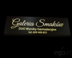 galeria-smakow-brazowy-kaseton-z-dbonud-w-galerii-na-ledach-w-nocy