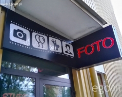 studiofoto-czarne-kasetony-z-dibondu-lublin-fotograf-lublin-reklama-swiecaca-2
