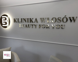 złote-lustro-logo-z-plexi-glass-dla-salonu-kosmetycznego