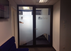 wyklejanie-szyb-folia-szroniona-z-wycietym-logo-lublin