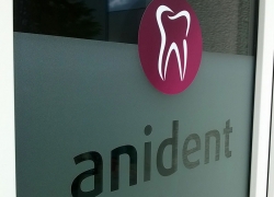 oklejanie-witryn-folia-szroniona-logo-wydruk