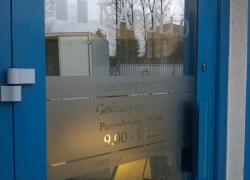 Folia piaskowana drzwi wejściowe