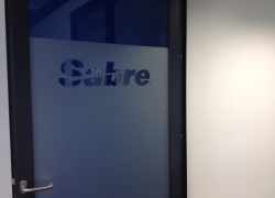 wyklejanie-szyb-folia-szroniona-z-wycietym-logo-lublin