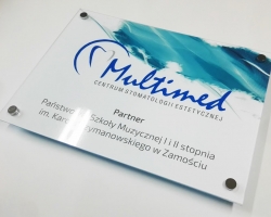 tabliczka-na-plexi-i-dystansach-multimed