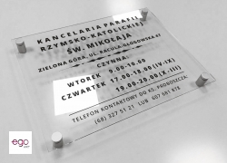 tablica-bezbarwna-plexi-na-dystansach