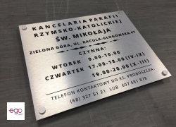 tablicznka-alubond-szczotkowane-aluminium-na-dystansach-aluminiowych