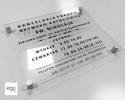 tablica-bezbarwna-plexi-na-dystansach
