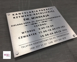 tablicznka-alubond-szczotkowane-aluminium-na-dystansach-aluminiowych
