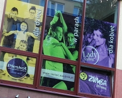Wydruk klejony od wewnątrz w trudno dostępnych witrynach