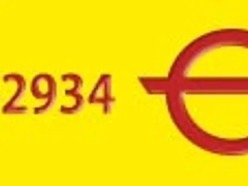 Laminat Interior LZ2934 — żółta powierzchnia z czerwonym grawerem