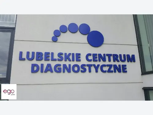 Niebieski napis Lubelskie Centrum Diagnostyczne i okrągłe elementy logo na elewacji.