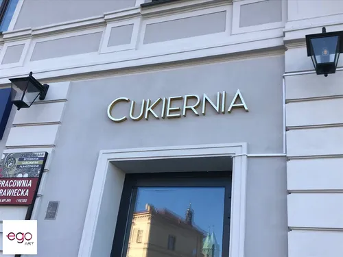 Złote litery Cukiernia na elewacji