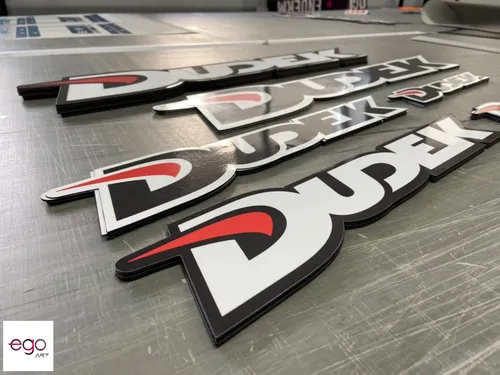 Magnesy z logo Dudek — detal wyciętego konturu