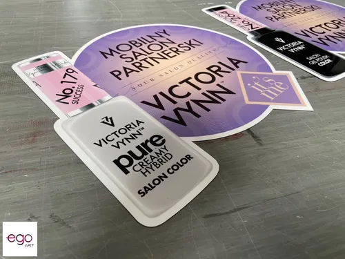 Magnesy w kształcie kosmetyków — zbliżenie nadruku
