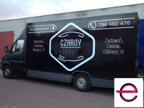 Logo i oferta Czarnego Traktu na food trucku