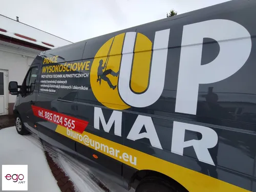 Duża grafika UP Mar na samochodzie usług wysokościowych