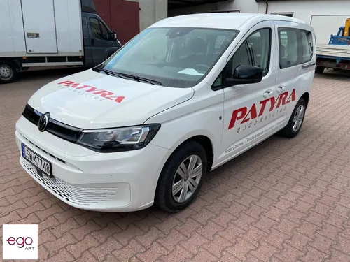 Czerwone logo Patria na białym samochodzie