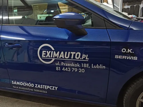Reklama Eximauto na niebieskim samochodzie zastępczym