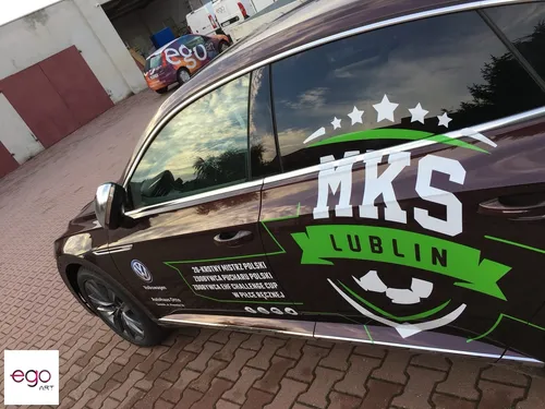 Zielone logo MKS Lublin na boku samochodu