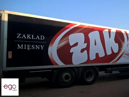 Duże logo zakładu mięsnego Żak na kontenerze