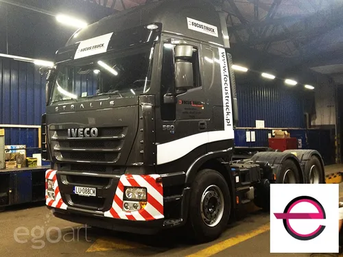 Oznakowanie ciężarówki Iveco z pasami ostrzegawczymi